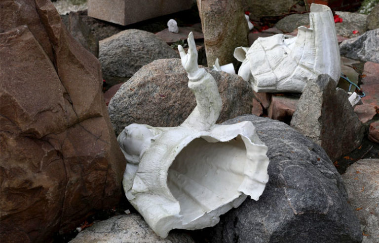 Zniszczono figury dzieci fatimskich przed kościołem w Chrząstawie Wielkiej