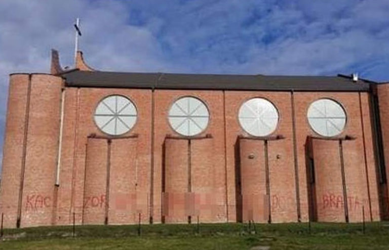 Wielki, wulgarny napis na elewacji kościoła na łódzkiej Dąbrowie