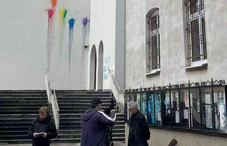 Kościół w Szczecinie obrzucony farbami w kolorach „tęczy” LGBT
