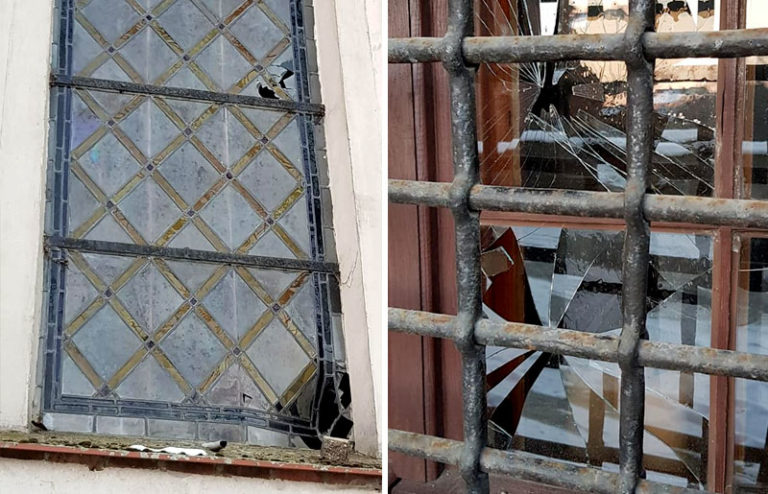 Powybijane witraże i szyby zakrystii w kościele w Kaźmierzu