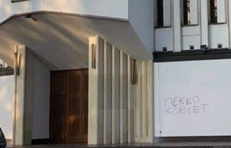 „Piekło kobiet” – napis nasmarowany na ścianie kościoła na warszawskim Wawrzyszenie