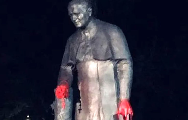 Pomalowali ręce na pomniku Jana Pawła II