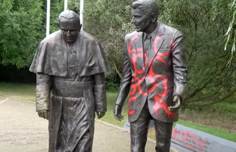 Dewastacja pomnika Jana Pawła II i Ronalda Reagana