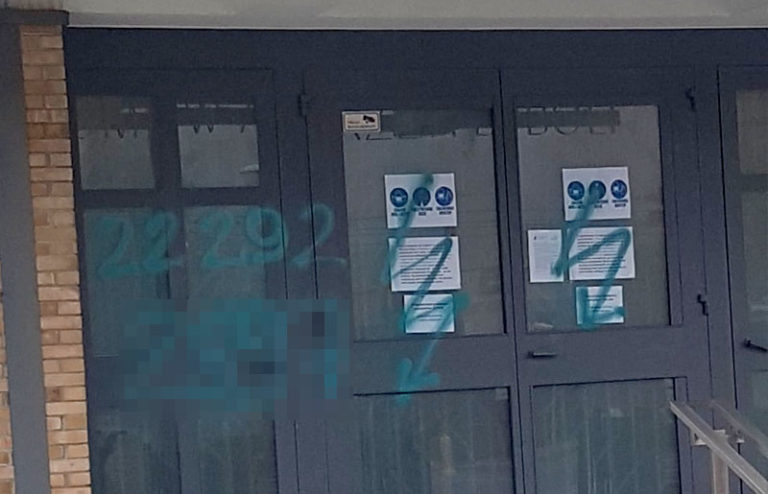 Kolejna profanacja świątyni. Numer do „Aborcji bez granic” na drzwiach Sanktuarium św. Andrzeja Boboli w Warszawie