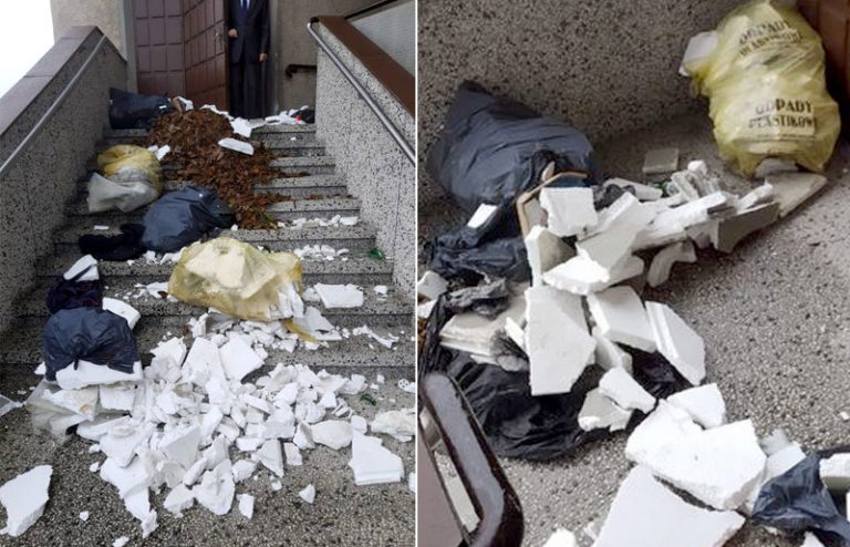 Śmieci z budowy na schodach kościoła w Krakowie