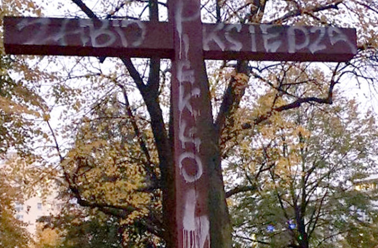 „Zabij księdza” – hasło namalowane na krzyżu na Cmentarzu Ofiar Hitleryzmu
