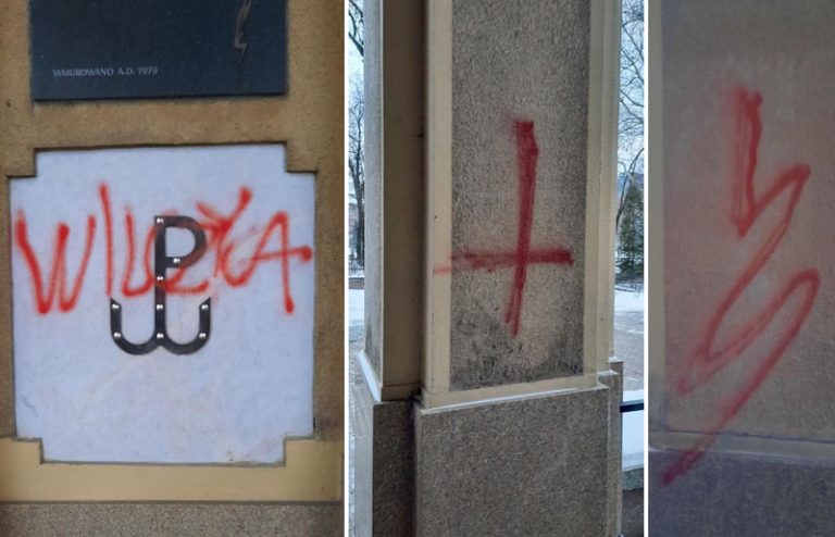 Satanistyczne symbole i znaki Strajku Kobiet na elewacji kościoła parafii św. Barbary w Warszawie