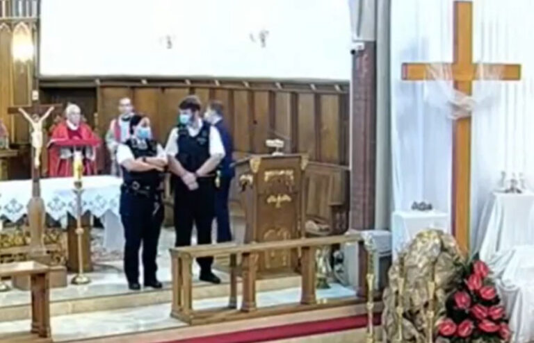 Policja wkroczyła i przerwała nabożeństwo Męki Pańskiej w polskim kościele w Londynie! Funkcjonariusze grozili aresztowaniem i karami finansowymi