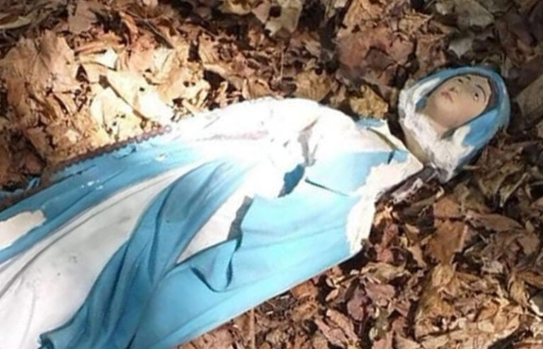 Zniszczono figurę Matki Bożej Niepokalanie Poczętej z roku 1880. „Nie zniszczyli jej nawet hitlerowscy najeźdźcy w czasie II wojny światowej”