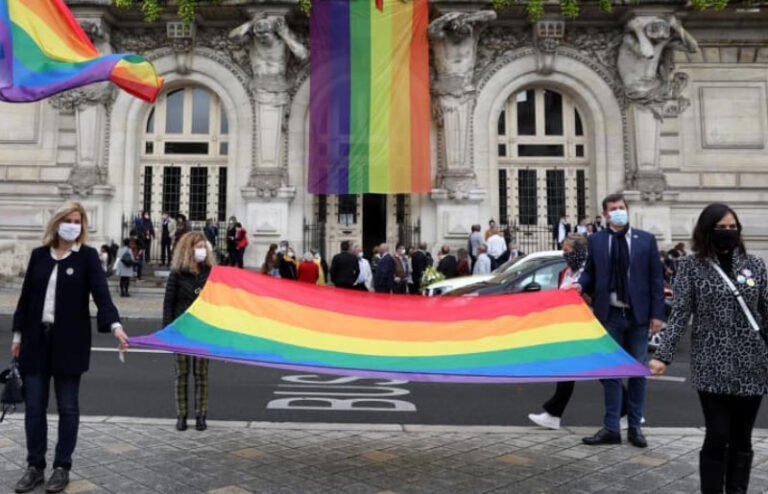 Francja. Antyfaszyści z powodów rasowych usuwają białych z czoła pochodu LGBT