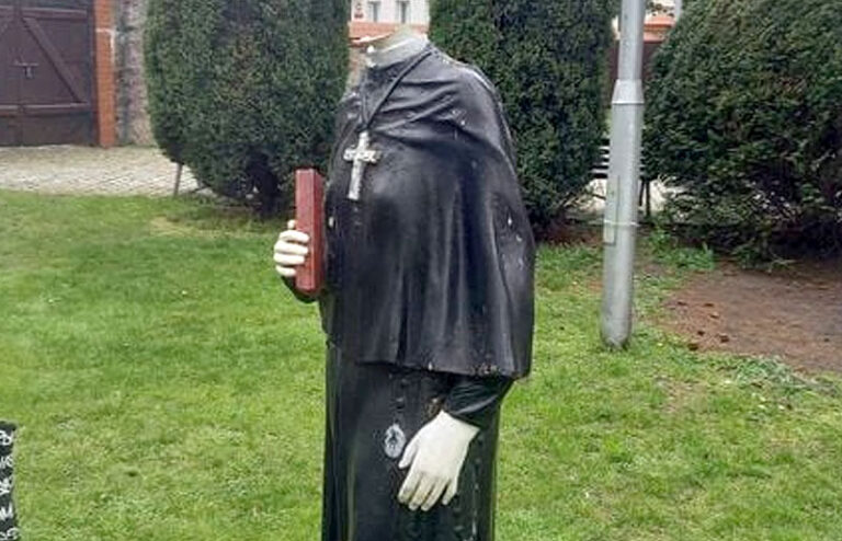 „Ktoś pozbawił figurę św. siostry Faustyny głowy…”. Dwie dewastacje figur na terenie sanktuarium w Myśliborzu