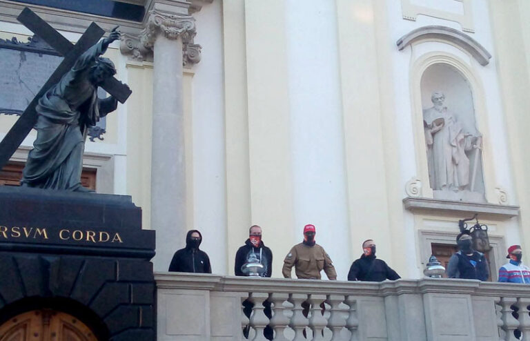 Straż Narodowa wróciła pod kościół Św. Krzyża w Warszawie, aby nie dopuścić do kolejnych profanacji