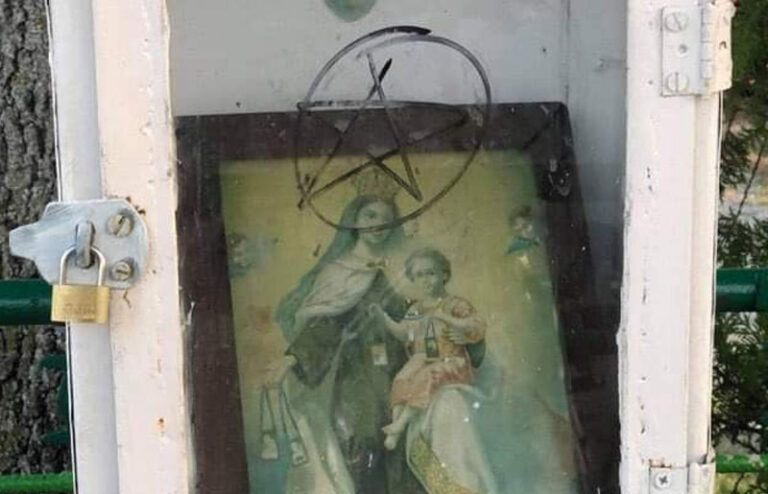 Satanistyczny symbol na kapliczce w Opolu Lubelskim
