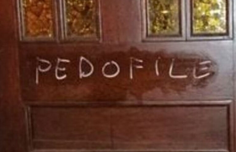 Napis „Pedofile” na świątyni w Ełku. „Ten sam charakter pisma widziałem na drzwiach zakrystii innego kościoła”