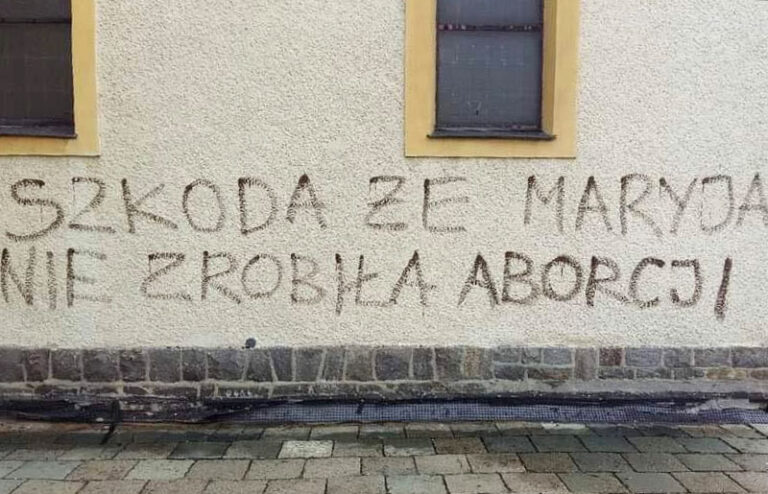 „Szkoda, że Maryja nie zrobiła aborcji” – prymitywna „pamiątka” na ścianie kościoła po protestach Strajku Kobiet w Gliwicach