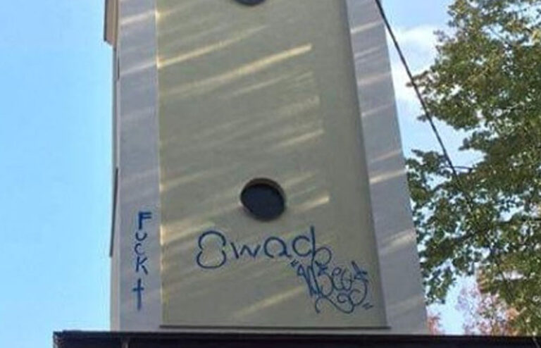 Wulgarny napis na wieży kościelnej w Gdyni