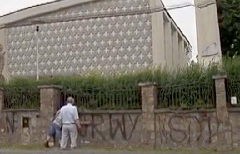 Wulgarny napis na murze kościoła w Kielcach. Ksiądz spłoszył sprawcę.