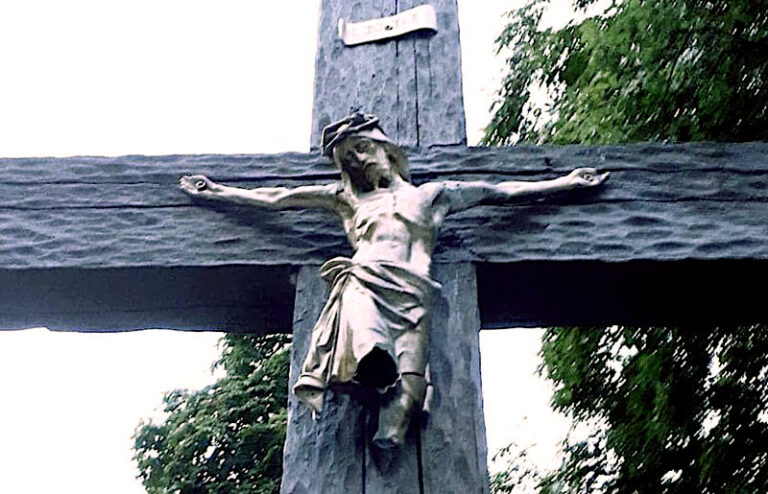 Dewastacja figury Jezusa na krzyżu