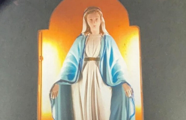 Skradziono figurę Matki Bożej z przydrożnej kapliczki