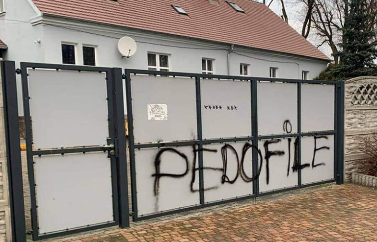 „Pedofile” – napis na bramie parafialnej