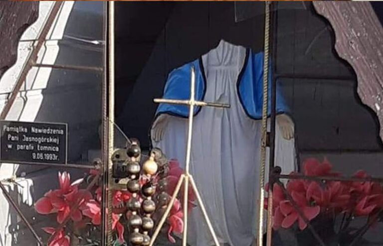 Urwana głowa figury Matki Bożej w kapliczce w Łomnicy