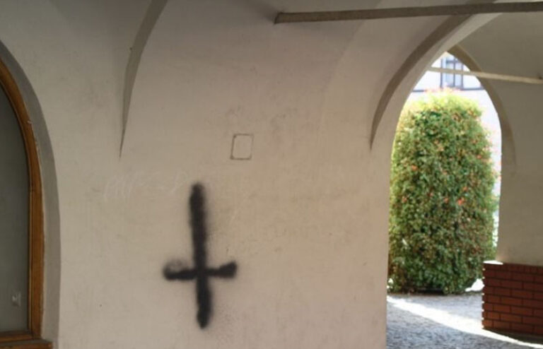 Malował odwrócone krzyże na kościele w Jarocinie