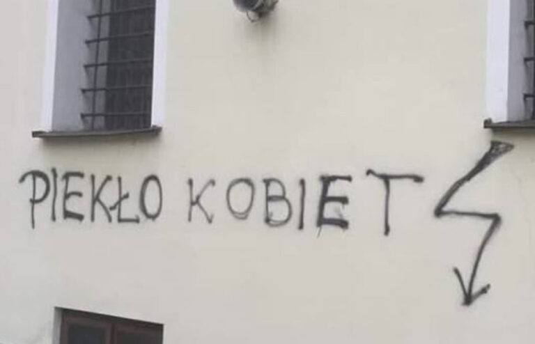 Napis „Piekło kobiet” na ścianie kościoła w Hrubieszowie