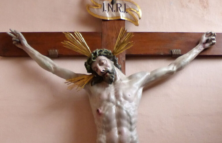 Wszedł do kościoła, zdjął krzyż i odłamał rękę figurze Jezusa