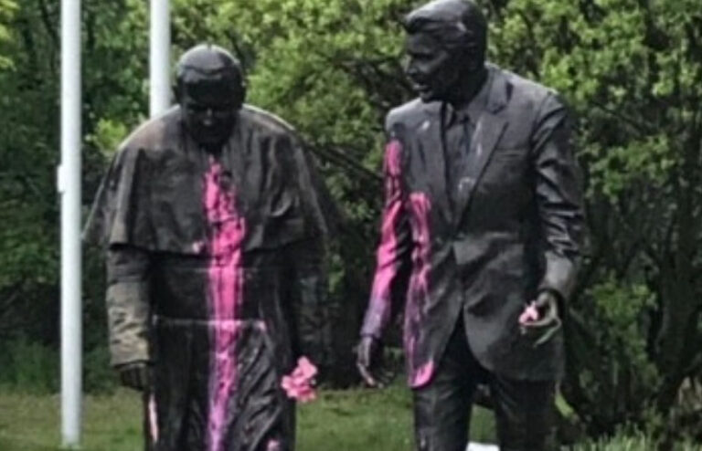 Pomnik Jana Pawła II i Ronalda Reagana oblany farbą
