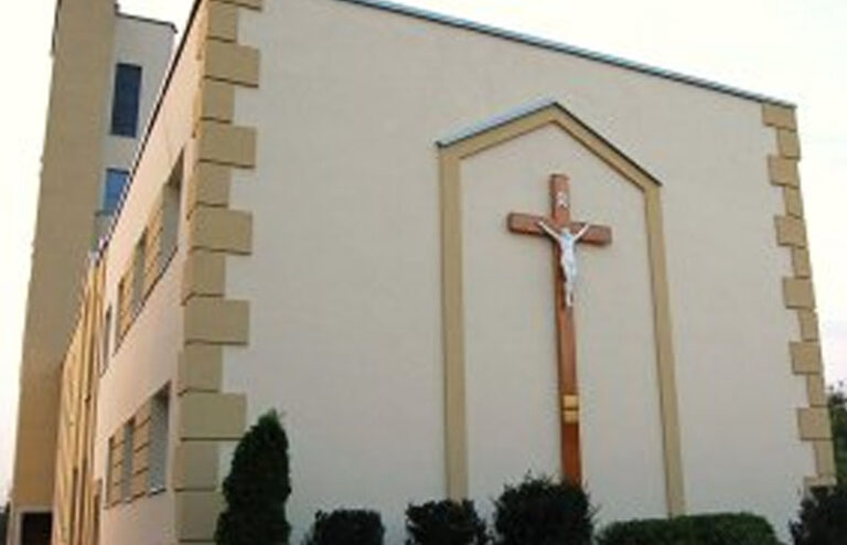 Elewacja kościoła i krzyż oblany farbą