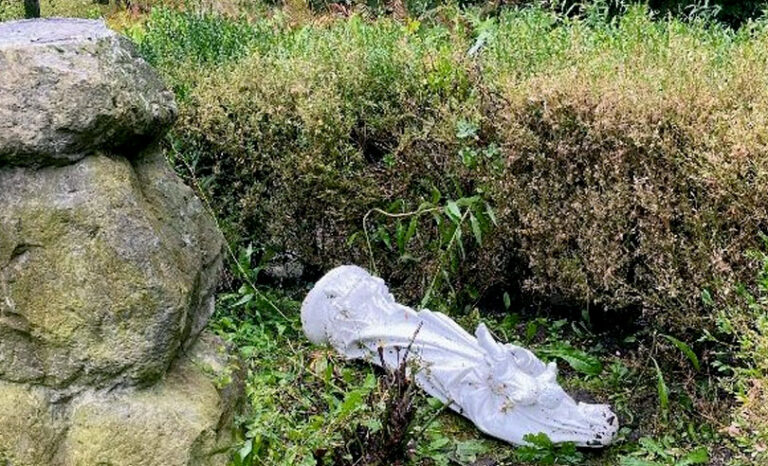 Zrzucono figurę Matki Bożej w ogrodzie domu zakonnego