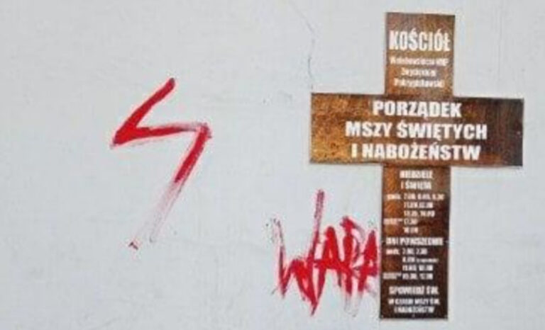 Symbol Strajku Kobiet i napis „Wara” na ścianie kościoła