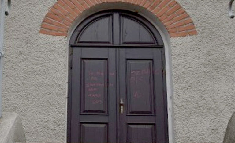 Wulgarne napisy na drzwiach kaplicy w Rybniku