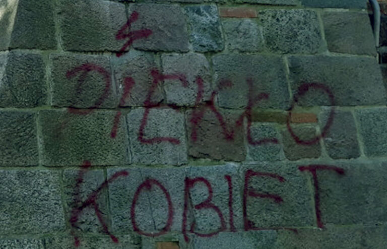 Napis „Piekło kobiet” na bazylice w Płocku