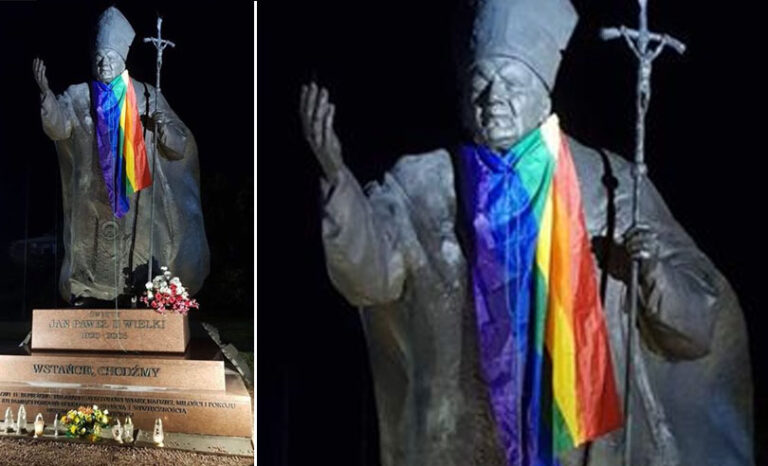 Flaga środowisk LGBT na pomniku Jana Pawła II okręcona wokół szyi postaci świętego