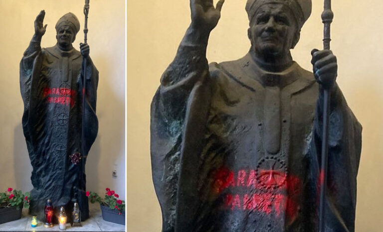 Kolejna dewastacja pomnika Jana Pawła II. „Zniszczeń, które są pokłosiem tzw. strajku kobiet, nie ma końca…”