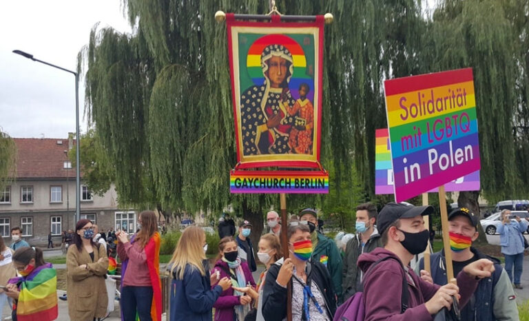 Niemieccy działacze LGBT profanują wizerunek Matki Bożej podczas marszu homoseksualistów w Polsce