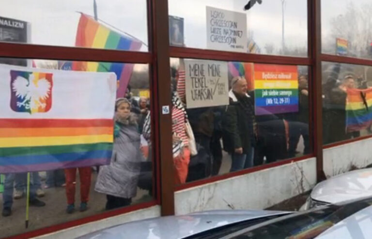 Aktywiści LGBT wyzywali abpa Marka Jędraszewskiego i wiernych, którzy przyszli na nabożeństwo