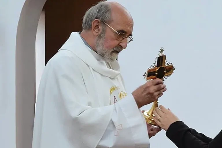 Kapłan brutalnie pobity na plebanii. Walczy o życie w szpitalu